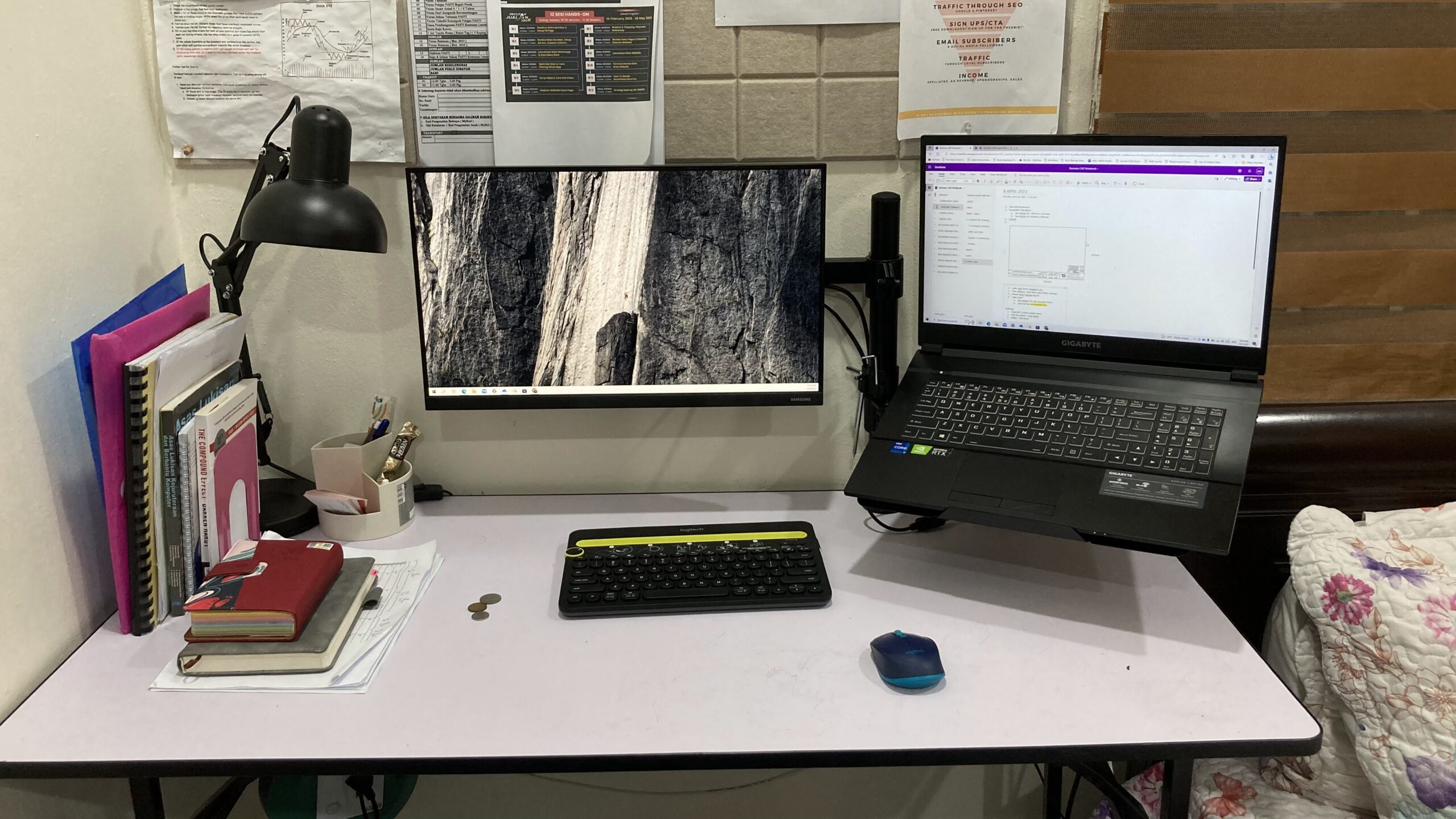 Stand Monitor dan stand laptop