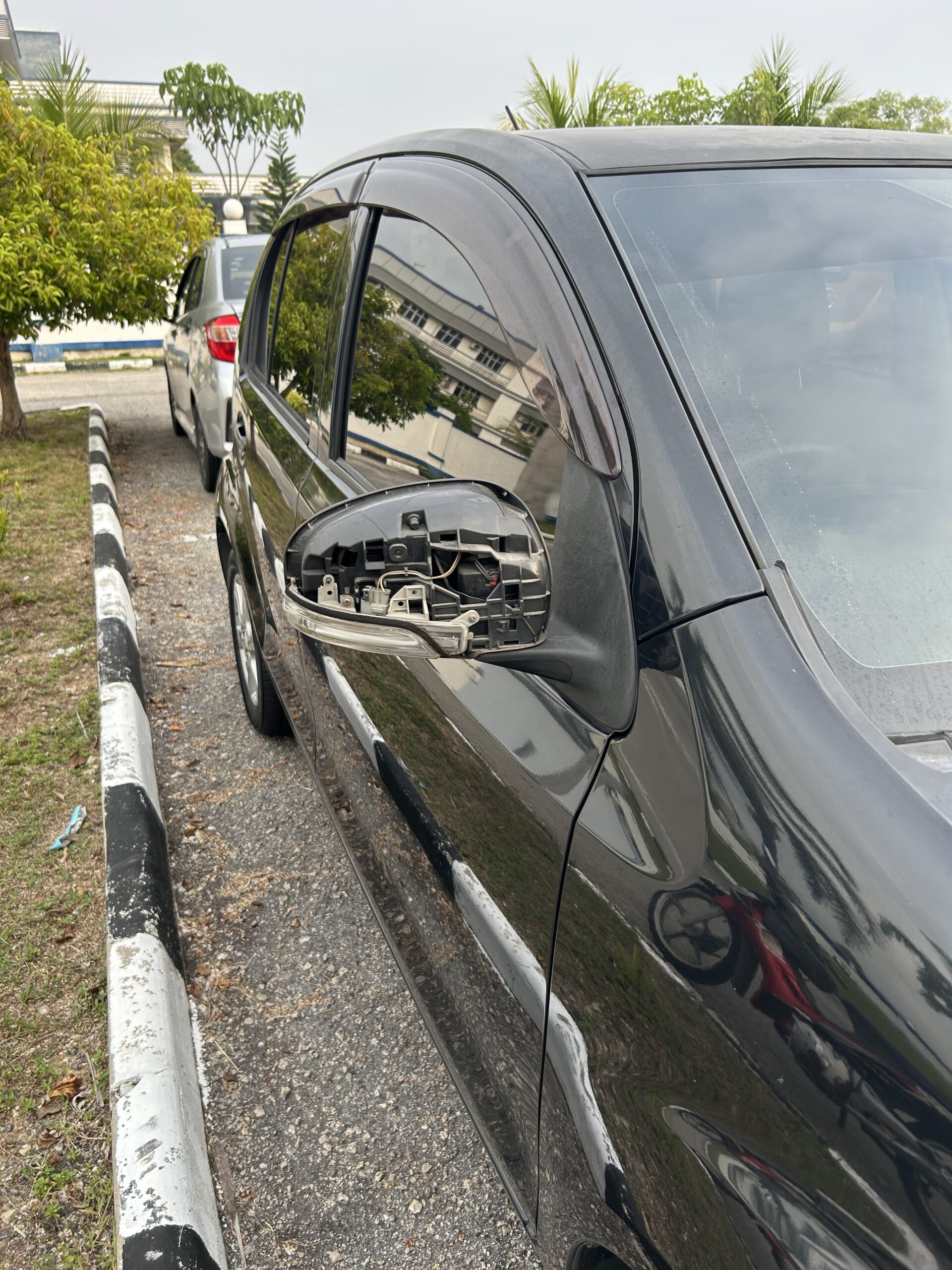Isteri Kemalangan Kecil Dengan Kereta Honda City di hadapan sekolah