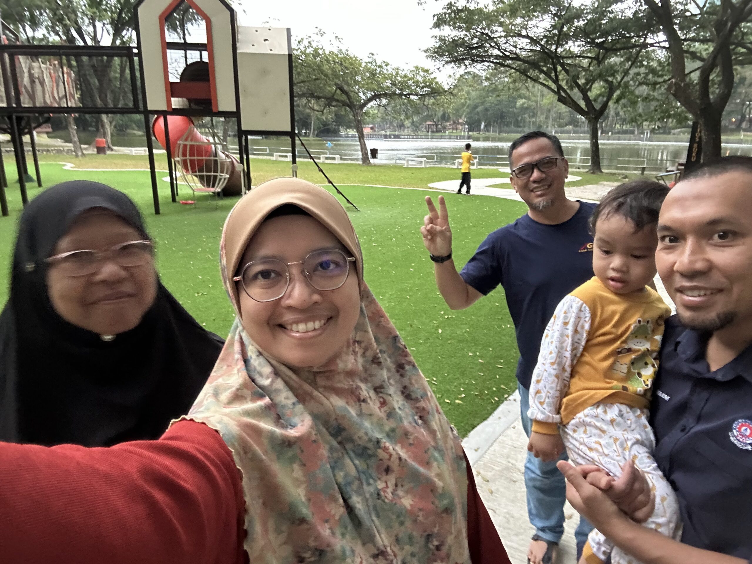 Kisah Pakcik & Makcik Penjaga Anak Kami: Sebuah Jasa Yang Tak Mampu Kami Balas