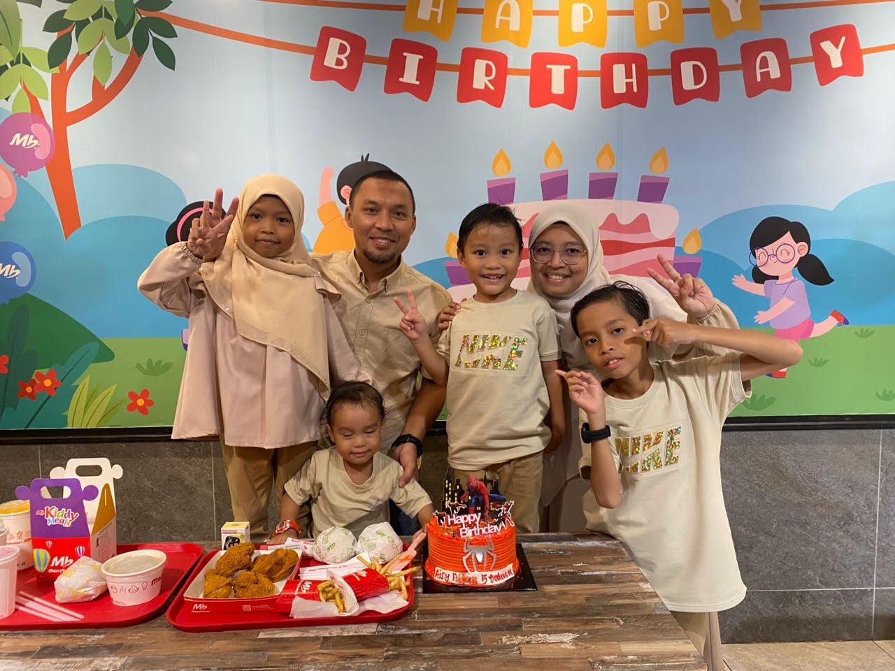 🎉 Sambutan Hari Jadi Aisy Affan yang Ke-5 di Marrybrown Manjung 🎂
