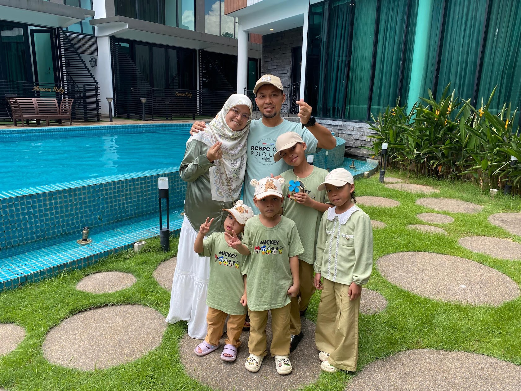 Asyraf Rawi bersama isteri dan empat anak di tepi kolam